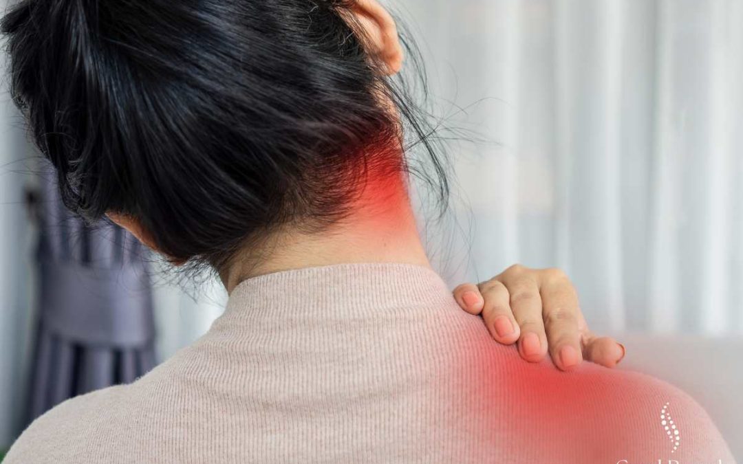 ersonne souffrant d’un torticolis avec douleur au cou et limitation des mouvements cervicaux, prise en charge en ostéopathie douce